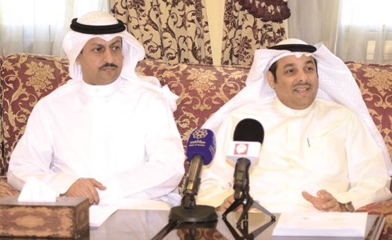يعقوب الصانع وناصر الكريوين خلال المؤتمر الصحافي﻿