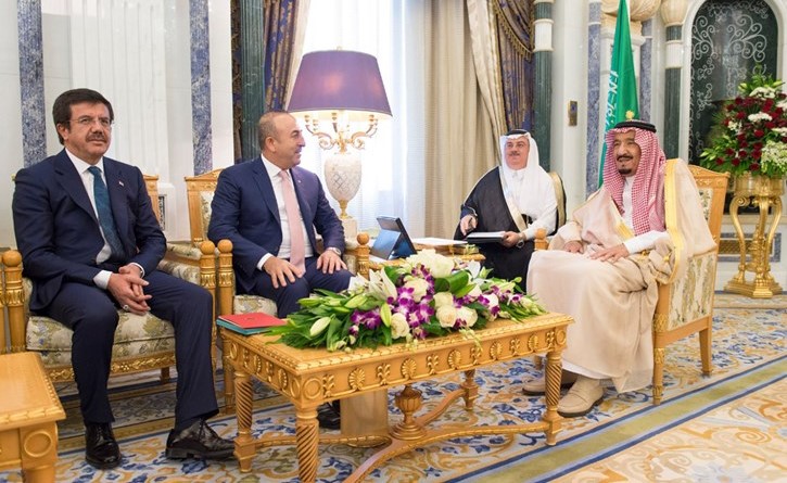 خادم الحرمين الشريفين الملك سلمان بن عبدالعزيز مستقبلا وزير الخارجية التركي مولود تشاوش اوغلو ووزير الاقتصاد التركي نهاد زيبكجي في مكتبه بقصر اليمامة امسواس﻿