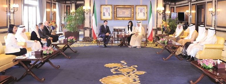 سمو الشيخ جابر المبارك خلال استقبال الرئيس التنفيذي لانظمة الطاقة الغازية في جنرال الكترك للطاقة وعدد من كبار مسؤولي الشركة بحضور ديوسف العلي والشيخ مشعل الجابر﻿