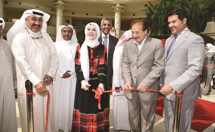 دماجدة القطان والفنان محمد المنصور ودجمال الحربي وداحمد الشطي خلال قص الشريط لاطلاق الحملة ريليش كومار﻿