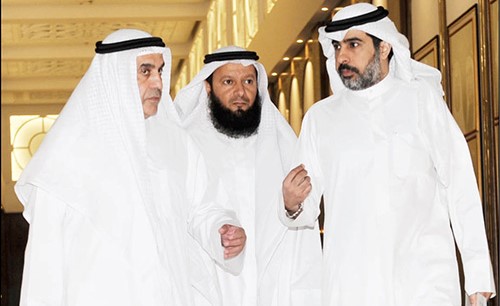 علي الخميس ود.أحمد مطيع ود.عبدالله الطريجي في طريقهم لتقديم الاستجواب