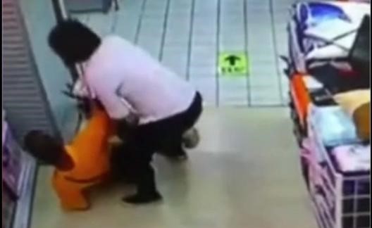 بالفيديو.. رجل يقتل طفله بالخطأ بعدما سقط فوقه