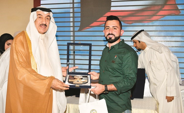 تكريم رئيس التحرير الزميل يوسف خالد المرزوق يتسلمه مدير التحرير الزميل محمد الحسيني قاسم باشا ﻿