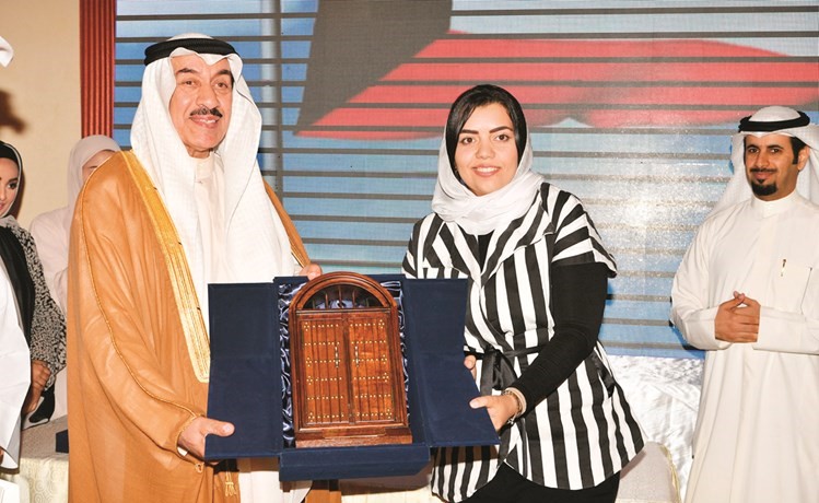 رئيسة مجلس ادارة نادي الصحافة والاعلام اميرة عزام تتسلم درع تكريم محافظة الجهراء ﻿
