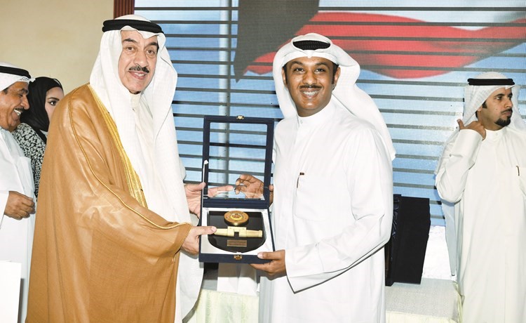 الاعلامي طلال الماجد يتسلم تكريمه﻿