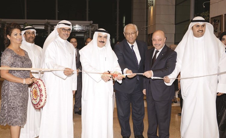 ممثل اتحاد المصورين العرب بالكويت حسين بدر القلاف يفتتح المعرض	 انور الكندري﻿