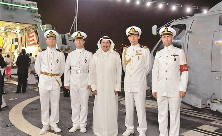 الشيخ عزام الصباح مع طاقم البارجة التركية بويوكادا خلال رسوها في البحرين ﻿