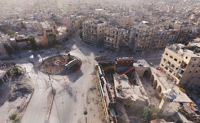 صورة التقطتها طائرة بدون طيار لجانب من الدمار في باب الحديد بحلب امس	 رويترز﻿