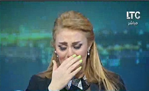 بالفيديو.. إعلامية مصرية تنهار باكية على الهواء  وتخرج لفاصل اضطراري