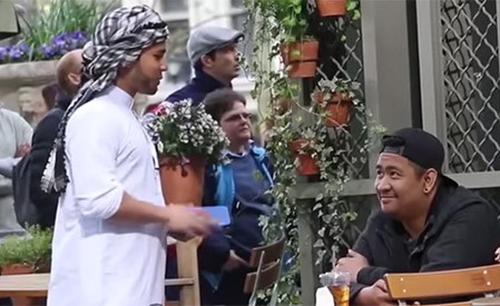 بالفيديو.. رجل يقرأ القرآن وسط المارة في شوارع نيويورك.. شاهد ردة فعلهم