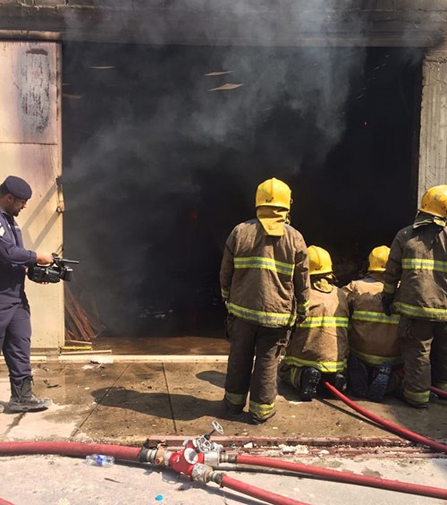 ٧ فرق إطفاء أخمدت حريقاً على مساحة 4000 متر مربع