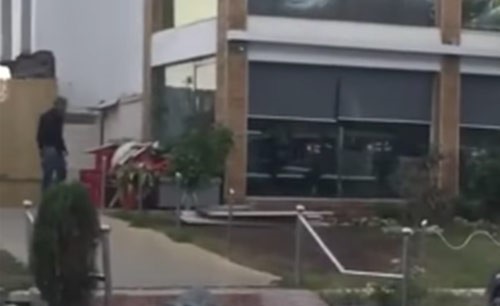 بالفيديو.. زوج يضرب زوجته بـ«الشلوت» وسط الشارع