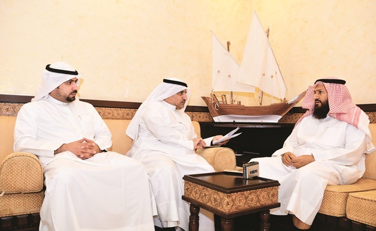 النائب السابق محمد هايف متحدثا للزميلين موسى ابو طفرة وبدر السهيل﻿