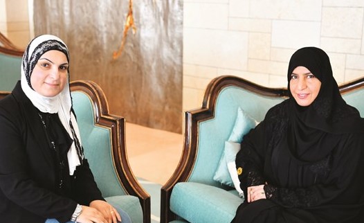دموزة بنت محمد الربان مع الزميلة دارين العلي خلال اللقاء	فريال حماد﻿