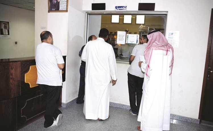 طابور المنتظرين لتسديد الفواتير على شباك التحصيل ﻿