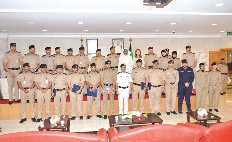 الفريق سليمان الفهد والزميل عدنان الراشد واللواء انور البرجس والعميد عادل الحشاش وسهير جرادات يتوسطون خريجي الدورة﻿