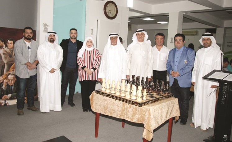 عبدالعزيز وخالد طاهر الخطيب مع عدد من المشاركين في البطولة﻿