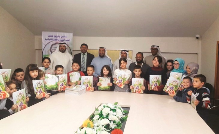 الاطفال يحملون قصة الجنة اجمل باللغة الالبانية﻿