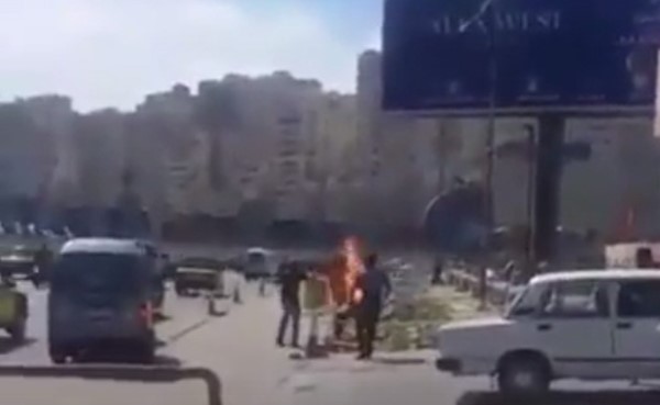بالفيديو.. مصري يشعل النار في نفسه