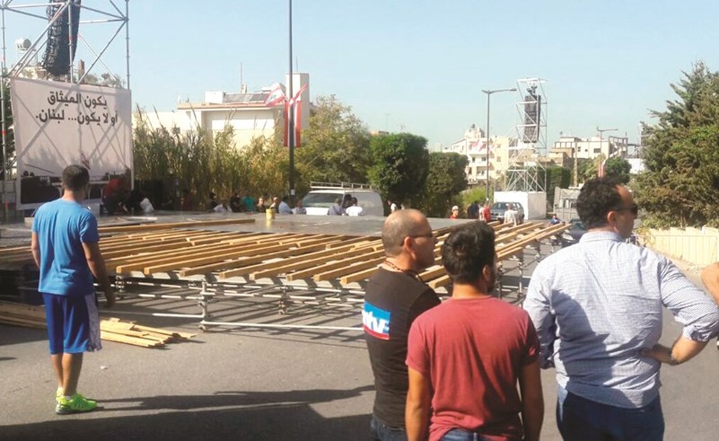 مناصرو التيار الوطني الحر يجهزون منصة الاحتفال بذكرى 13 اكتوبر	(محمود الطويل)