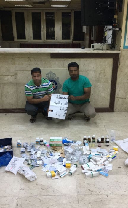 المتهمان وامامهما الادوية المسروقة﻿