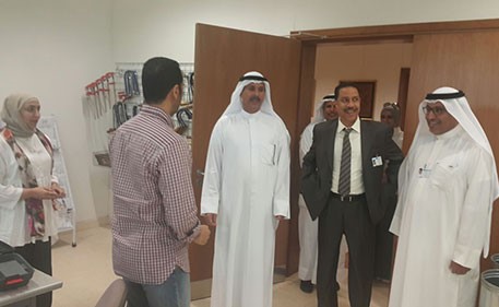 د.أحمد الأثري خلال جولته التفقدية لكلية التربية الأساسية