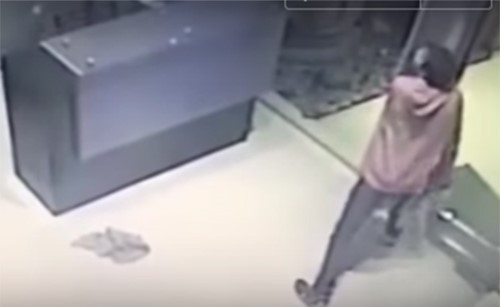 بالفيديو.. لحظة واحدة فصلت هذا الشاب عن موت محقق