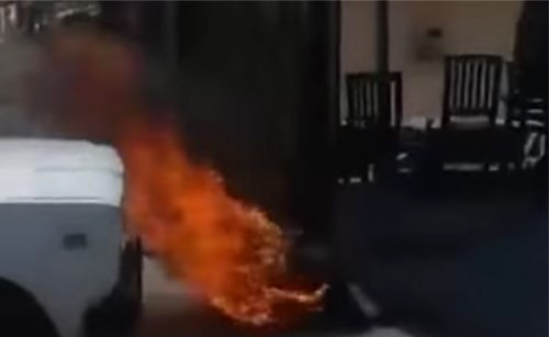 بالفيديو.. شاب مصري يشعل النار في نفسه أمام المارة بالإسكندرية.. وهذا ما حدث به !