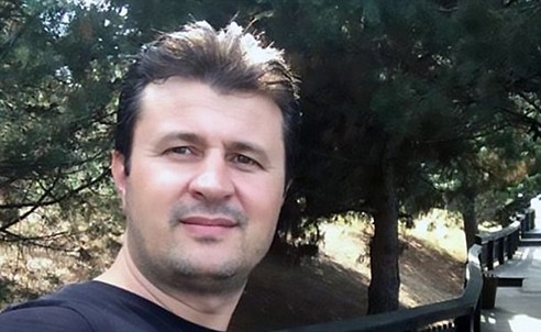 فيديو يوثق لحظة مقتل امراة على يد طليقها طعناً بالسكين في اسطنبول