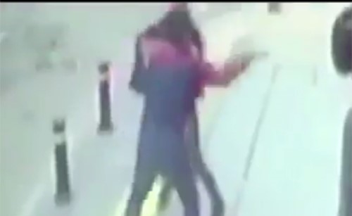فيديو يوثق لحظة مقتل امراة على يد طليقها طعناً بالسكين في اسطنبول