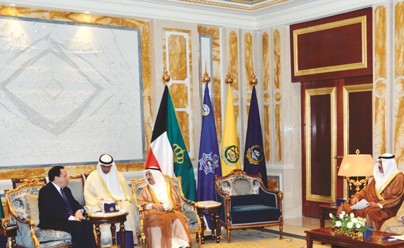 صاحب السمو الامير مستقبلا وزير الخارجية التونسي بحضور الشيخ صباح الخالد﻿