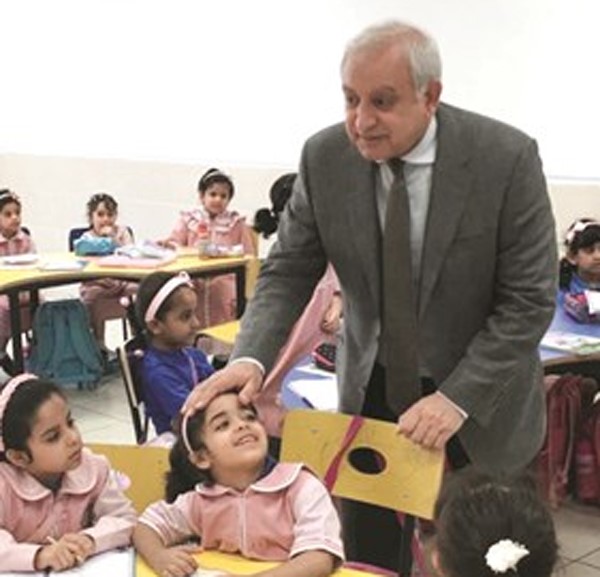 الوزير دبدر العيسى خلال جولته على احد الفصول