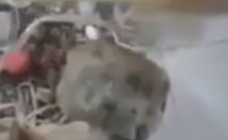 بالفيديو.. عمل سحري يثير جدلًا بسبب عين رجل ترمش داخله
