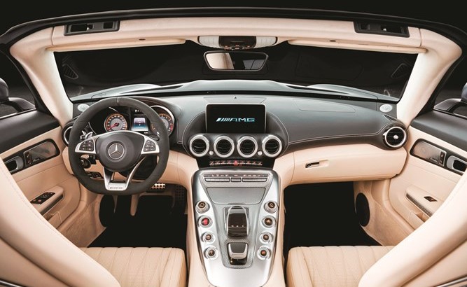 قمة القيادة المكشوفة بروعة مضاعفة مع عائلة مرسيدس AMG GT