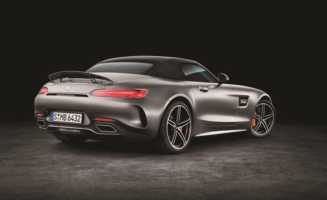 قمة القيادة المكشوفة بروعة مضاعفة مع عائلة مرسيدس AMG GT