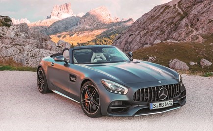 قمة القيادة المكشوفة بروعة مضاعفة مع عائلة مرسيدس AMG GT