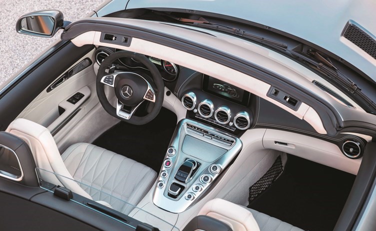 قمة القيادة المكشوفة بروعة مضاعفة مع عائلة مرسيدس AMG GT