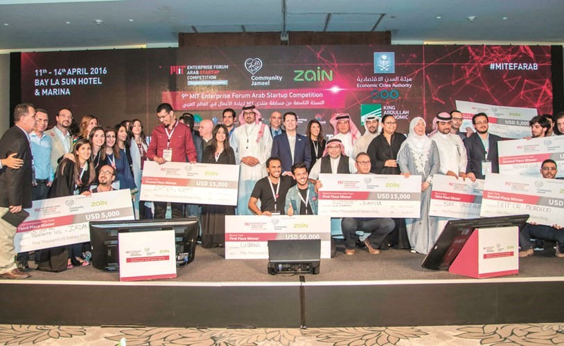  صورة جماعية للفائزين المشاركين في النسخة التاسعة من المسابقة﻿