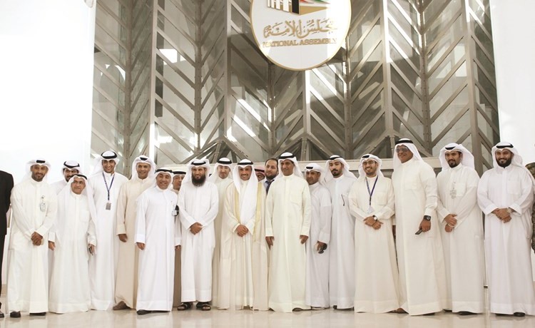 رئيس مجلس الامة السابق مرزوق الغانم متوسطا العاملين في الامانة العامة امام بوابة المجلس بعد مرسوم الحل﻿