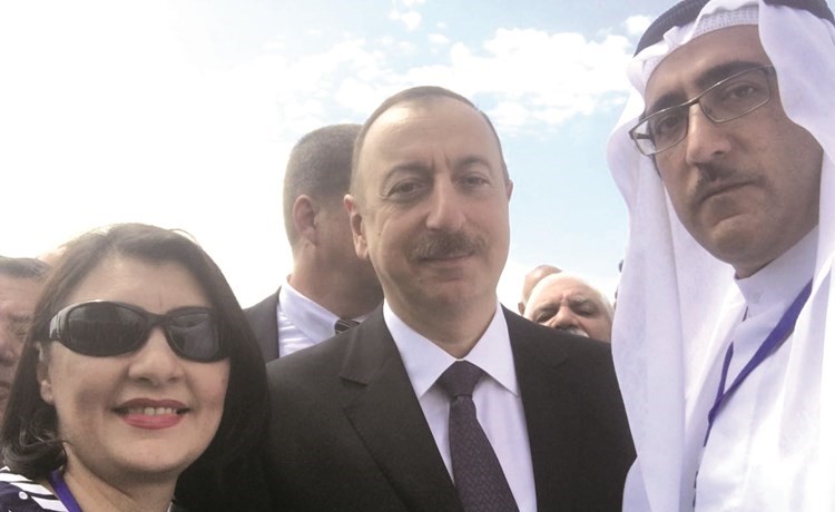  الرئيس الاذربيجاني الهام علييف متوسطا رجل الاعمال الكويتي بديع هاشم وحرمه كونول حاجي زاده﻿