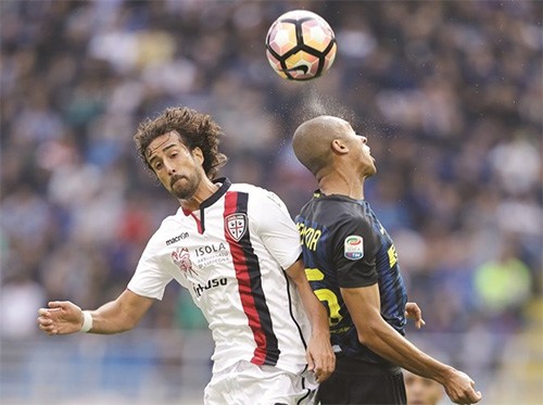 صراع على الكرة بين لاعب انترميلان ميراندا ولاعب كالياري دافيدي دي جينارو 	(ا.پ)