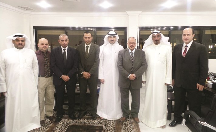 مدحت عادل وأحمد الجسار وأنور الرشيدي وماهر عصفور مع ضيوف الجمعية ﻿