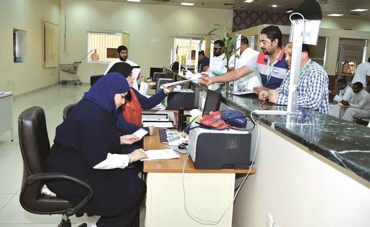 جانب من تقديم المعاملات لموظفي الادارة ﻿