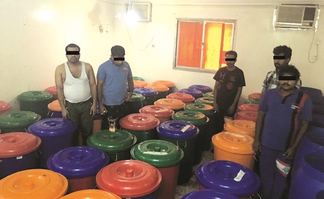 المتهمون يتوسطون الخمور الجاهزة للتعبئة﻿