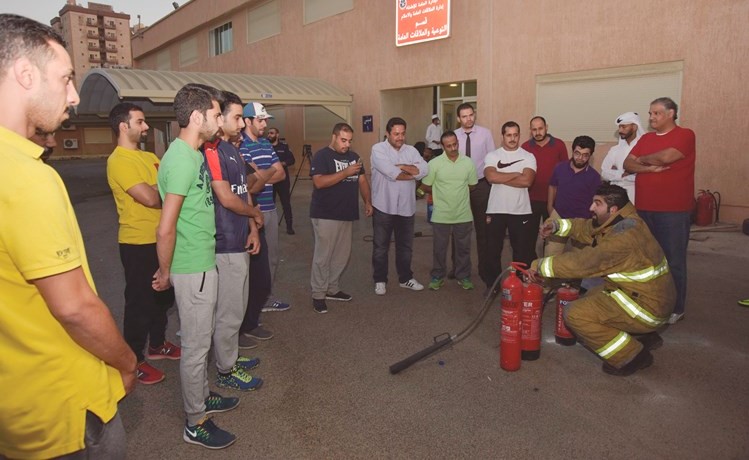الدورة تهدف الى توعية المواطنين والمقيمين بمخاطر واضرار الحريق﻿