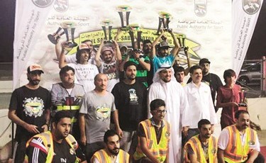 عدد من المتسابقين بعد تتويجهم بالالقاب مع سيف المطيري﻿
