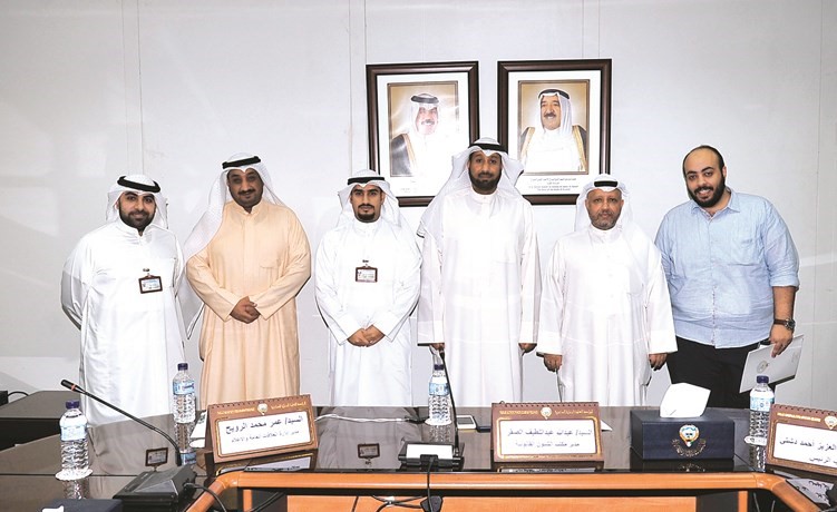  عبدالله الصقر متوسطا عمر الرويح وعبدالعزيز دشتي والزميل عادل الشنان 	زين العابدين علام﻿