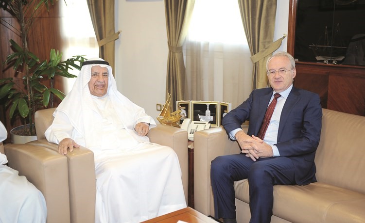 علي الغانم والسفير اليوناني في جانب من اللقاء﻿