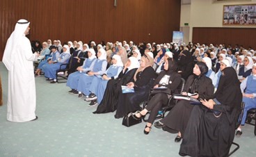 المعلمات والطالبات خلال اللقاء التنويري﻿