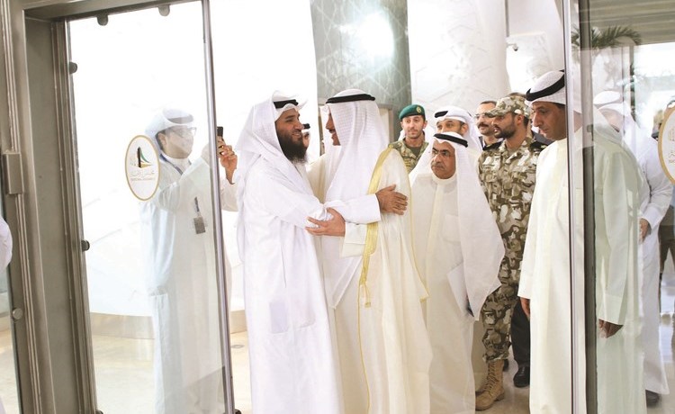 رئيس مجلس الامة السابق مرزوق الغانم مصافحا الامين العام لمجلس الامة علام الكندري﻿